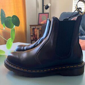 Doc Marten: 2976 WOMEN'S SMOOTH LEATHER CHELSEA BOOTS